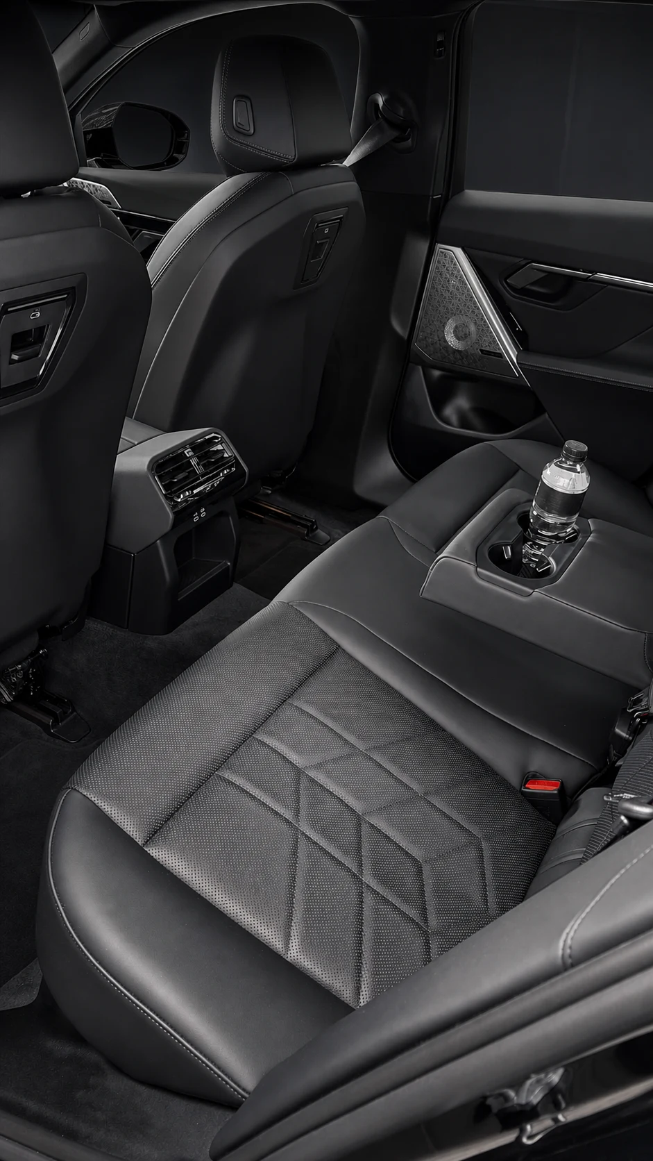 Habitacle arrière en cuir noir de la BMW Série 5