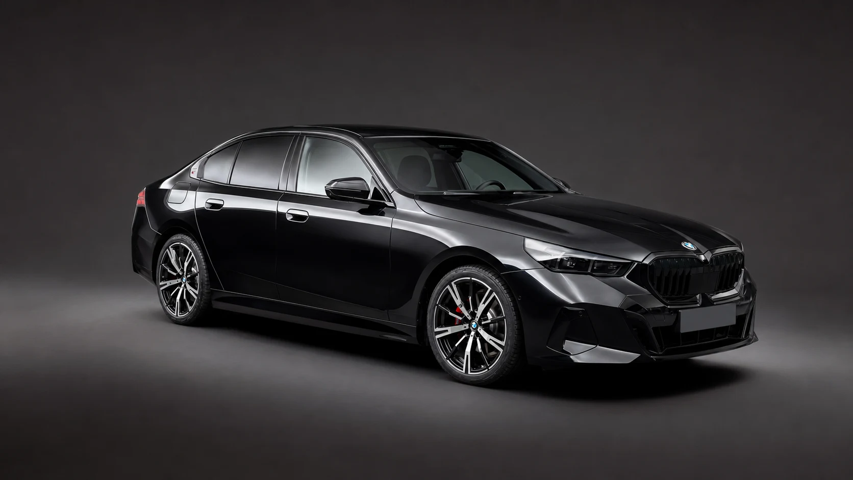 BMW Série 5 G60 noire brillante en studio, vue trois quarts